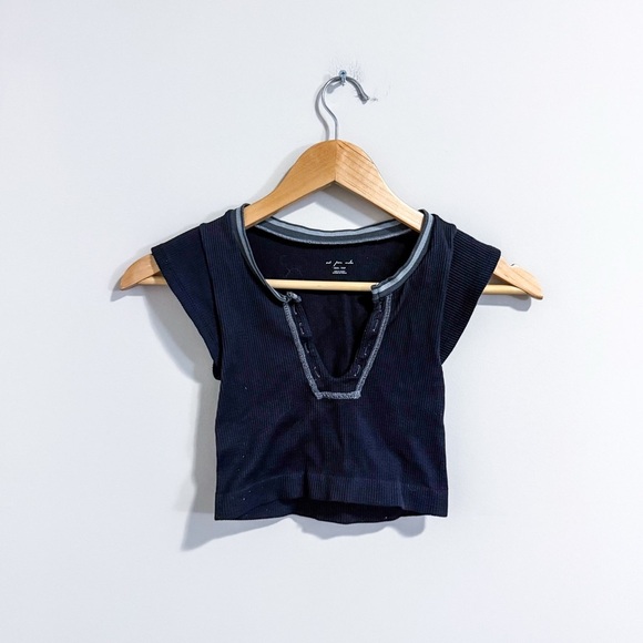 3/$20⚡️ Urban Outfitters Out From Under Short Sleeve V-Neck Crop Top Shirt - Picture 2 of 11